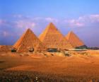 Η Μεγάλη Πυραμίδα της Γκίζας, στο κέντρο μαζί με δύο άλλα σημαντικά πυραμίδες της Γκίζας συγκρότημα Νεκρόπολη στα περίχωρα του Καΐρου, Αίγυπτος
